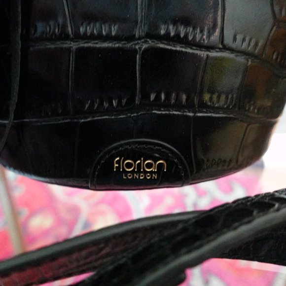 NEW ❤️ Florian London Black Croc Embossed Bucket Crossbody / Wristlet (P… - Picture 3 of 16